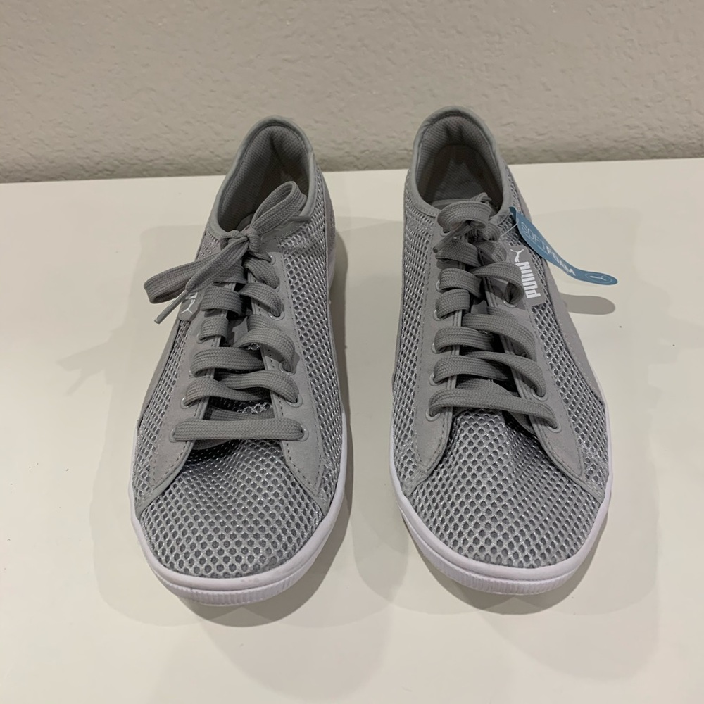Light and comfortable, soft foam tennis shoes!